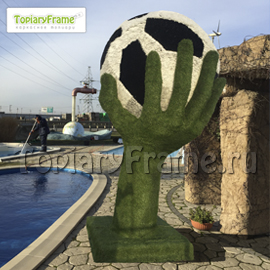 Топиари «Рука с футбольным мячом» высотой 300 см. Установленно в с.Дивноморское, 2017 г.