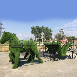 Топиари «Лошади с каретой» из газона и металла. Карета: высота 1,5м, длина 3м, ширина 1,85м. 2018г.