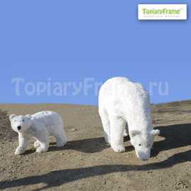 Топиари «Белые медведи» из искусственной травы Газон (белого цвета). Фигуры установлены в г.Чехов, МО в частной резиденции, 2013г.