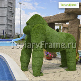 Топиари «Горилла» из искусственной травы Газон. Высота 200 см, длина 200 см. Фигура гориллы установлена в г.Чехов, МО в частной резиденции, 2014г.