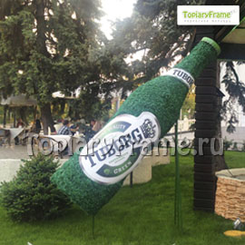 Топиари «Бутылка TUBORG» выполненная из иск. травы Самшит. Высота 290 см, ширина 80 см. Фигура установлена в ресторане «City Dream» в г.Краснодар 2013г.