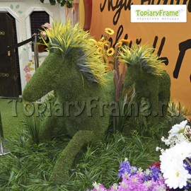 Грива лошадей выполнена декораторами ТРЦ «СБС Мегамолл», г.Краснодар, 2015г.